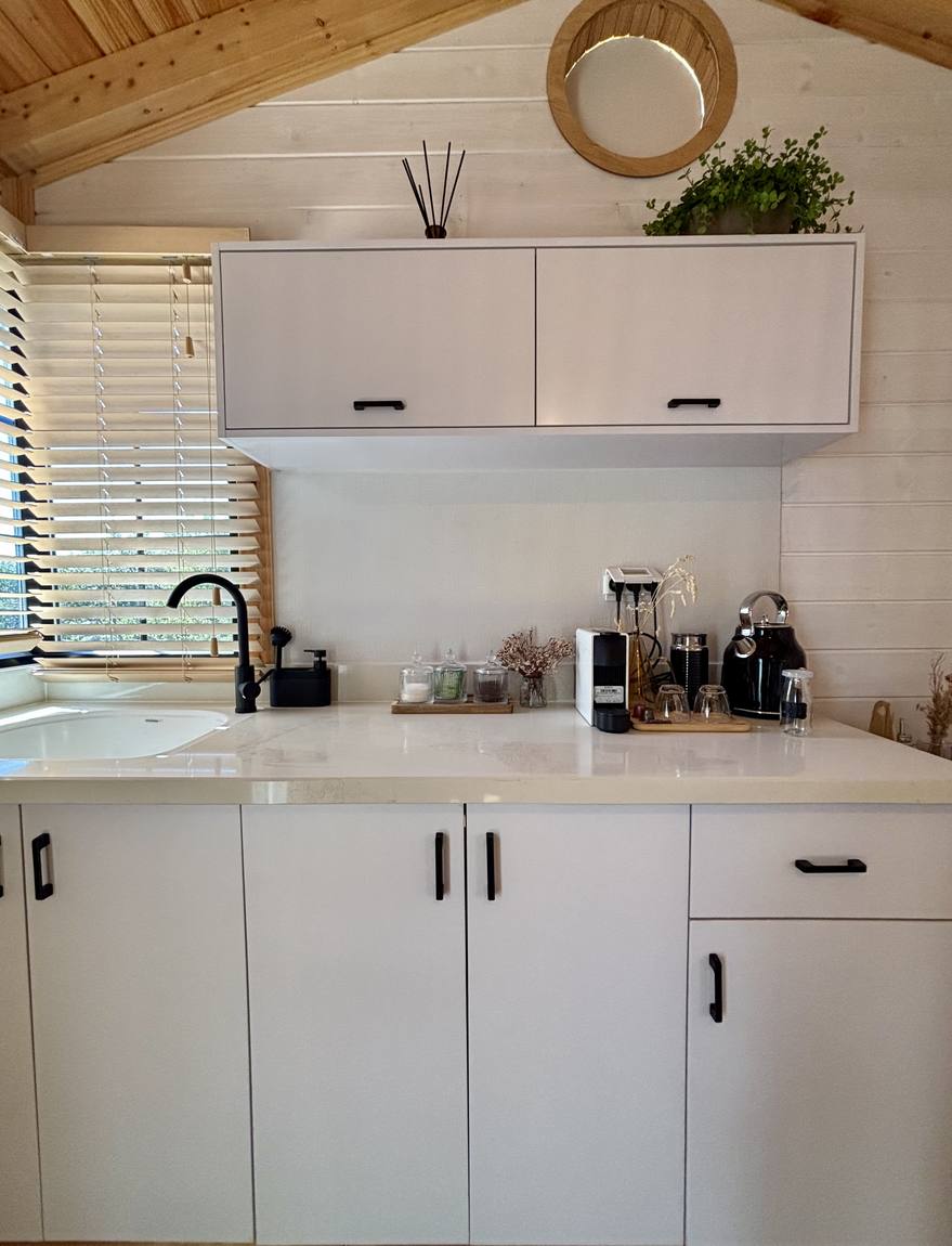 The kitchenette with coffee machine, kettle and sink